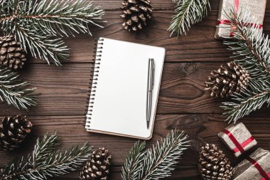 Kahverengi ahşap arka plan. Çam dalları, dekoratif koniler. Noel babaya mektup. Xmas hediyesi. Noel tebrik kartı ve yeni yıl. Şık.