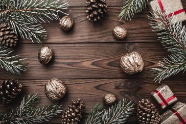 Kahverengi ahşap arka plan. Çam dalları, koni ve dekoratif ceviz. Xmas hediyesi. Noel tebrik kartı ve yeni yıl. Noel ve mutlu yeni yıl kompozisyon.
