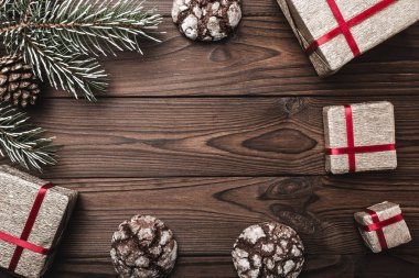 Kahverengi ahşap arka plan. tebrik kartı. Çam ağacı, dekoratif koni. İleti alanına Noel ve yeni yıl için. Xmas için hediyeler.