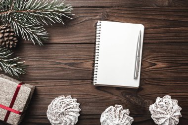 Kahverengi ahşap arka plan. tebrik kartı. Noel babaya mektup. Çam ağacı, dekoratif koni. Tatlılar. İleti alanına Noel ve yeni yıl için.