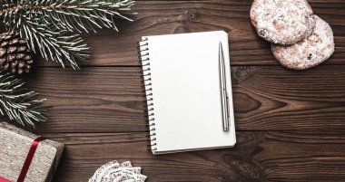 Kahverengi ahşap arka plan. tebrik kartı. Çam ağacı, dekoratif koni. Tatlılar. İleti alanına Noel ve yeni yıl için. Xmas için hediyeler.