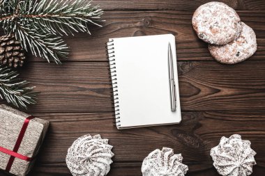 Kahverengi ahşap arka plan. Çam ağacı, dekoratif koni. Tatlılar. İleti alanına Noel ve yeni yıl için. Xmas hediyesi. Noel babaya mektup.