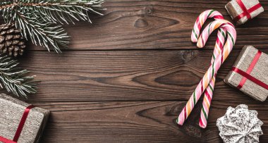 Arka plan. Çam ağacı, dekoratif koni. İleti alanına Noel ve yeni yıl için. Tatlılar ve tatil için hediyeler. renkli şekerler.