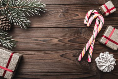 Arka plan. Çam ağacı, dekoratif koni. İleti alanına Noel ve yeni yıl için. Tatlılar ve tatil için hediyeler.