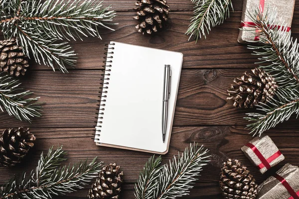 Kahverengi ahşap arka plan. Çam dalları, dekoratif koniler. Noel babaya mektup. Xmas hediyesi. Noel tebrik kartı ve yeni yıl. Şık.