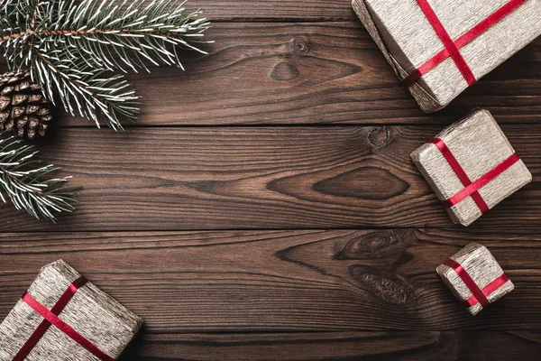Kahverengi ahşap arka plan. tebrik kartı. Çam ağacı, dekoratif koni. İleti alanına Noel ve yeni yıl için. Xmas için hediyeler.