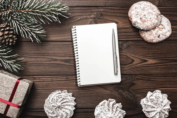 Kahverengi ahşap arka plan. Çam ağacı, dekoratif koni. Tatlılar. İleti alanına Noel ve yeni yıl için. Xmas hediyesi. Noel babaya mektup.