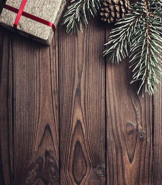 Fundo de madeira marrom. Abeto, cone decorativo. Espaço de mensagem para o Natal e Ano Novo. Presente para férias. Composição de Natal e Feliz Ano Novo . — Fotografia de Stock