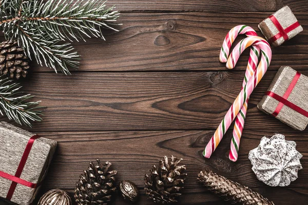 Arka plan. Çam ağacı, dekoratif koni. İleti alanına Noel ve yeni yıl için. Tatlılar ve tatil için hediyeler. renkli şekerler. Kar taneleri.