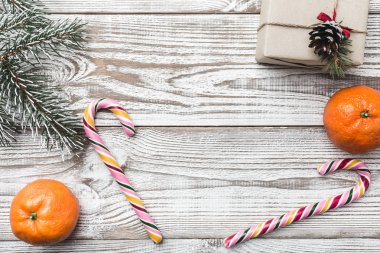Ahşap arka plan. Beyaz. Kış kartı. Portakal. Köknar dalı yeşil. Noel Baba ya da yeni yıl için yazı için alan.