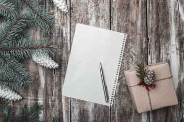 Eski ahşap arka plan. Yeşil çam beyaz koniler dalları. Noel kartı, Noel ve Yılbaşı gecesi. Noel babaya mektup. Hediye. Noel ve mutlu yeni yıl kompozisyon. Düz yatıyordu, en iyi görünümü