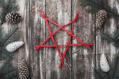 Eski ahşap arka plan. Çam dalları, koniler. Noel Bursu, yeni yıl ve Xmas. Dekoratif Kızılyıldız Merkezi. Tatil kartı. Noel ve mutlu yeni yıl kompozisyon. Düz yatıyordu, en iyi görünümü