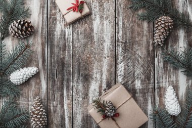 Eski ahşap arka plan. Çam dalları, koniler. Noel Baba'nın mesaj için alan. Hediyeler. Tatil kartı. Modern ve özgün hediyeler. Noel ve mutlu yeni yıl kompozisyon. Düz yatıyordu, en iyi görünümü