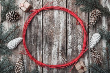 Eski ahşap arka plan. Çam dalları, koniler. Noel Baba'nın mesaj ve tatil için alan kırmızı bir daire içinde. Hediyeler. Tatil kartı. Noel ve mutlu yeni yıl kompozisyon. Düz yatıyordu, en iyi görünümü