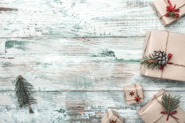 Eski ahşap beyaz arka plan. Noel Baba'nın mesaj için alan. Noel tebrik kartı, Noel, yeni yıl ve Xmas. El yapımı ürünleri. Birçok hediyeler. Noel ve mutlu yeni yıl kompozisyon. Düz yatıyordu, en iyi görünümü