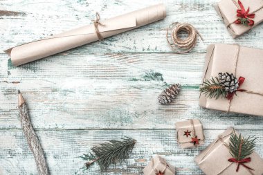 Arka plan. Çam kozalakları. Noel Baba'nın mesaj için alan. Noel tebrik kartı, Noel, yeni yıl ve Xmas. El yapımı ürünleri. Birçok hediyeler. Kalem. Noel ve mutlu yeni yıl kompozisyon. Düz yatıyordu, en iyi görünümü