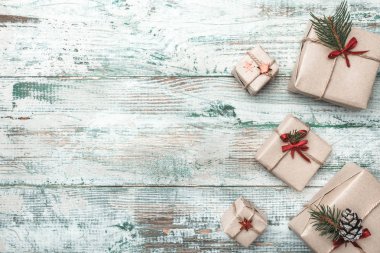 Eski ahşap beyaz arka plan. Modern doku ile. Noel Baba'nın mesaj için alan. Noel tebrik kartı, el yapımı öğeleri. Birçok hediyeler cevap verin. Noel ve mutlu yeni yıl kompozisyon. Düz yatıyordu, en iyi görünümü