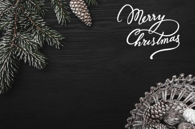 Siyah bir arka plan, bir koni ile bir köknar ağacı ve koniler ile bir sepet. Kış tatili bir ileti için Space. Üstten Görünüm.