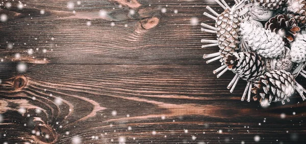 Горизонтальное Коричневое Дерево Корзина Еловыми Конусами Пространство Пожеланий Зимой Рождеством — стоковое фото