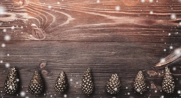 Горизонтальный Коричневый Фон Золотыми Конусами Внизу Пространство Отдыха Зимой Рождества — стоковое фото