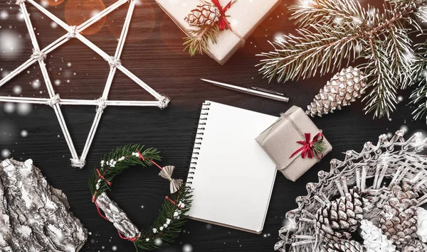 冬季节日贺卡 一棵冷杉树与锥体 装饰对象 圣诞礼物和一本笔记本 或一条问候语 光和雪花的作用 顶部视图 — 图库照片