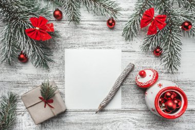 Noel, yeni yıl mektup, kart, rustik bir arka plan üzerinde eski stil kalem, çay potu ve evergreen, kar tanesi, şerit, kağıt mevcut süsler yazma üst bir bakış