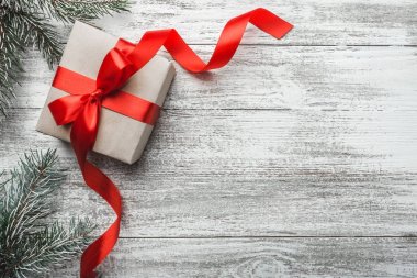 Bir Noel hediyesi ahşap rustik ile bir arka plan, metin yazma için alan üzerinde üst, üst görünümü. 