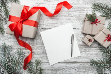 Bazı, üst, üst görünümü dört, Noel bir ahşap rustik arka plan, kağıt ve kalem alan içeren metin yazmak için mevcut. 