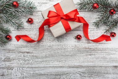 Noel hediyesi evergreen şube ve oyuncaklar ile yer metin yazmak için süslenmiş bir ahşap rustik arka plan üzerinde üst, üst görünümü. 