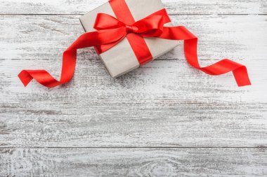 Bir Noel hediyesi ahşap rustik ile bir arka plan, metin yazma için alan üzerinde üst, üst görünümü. 