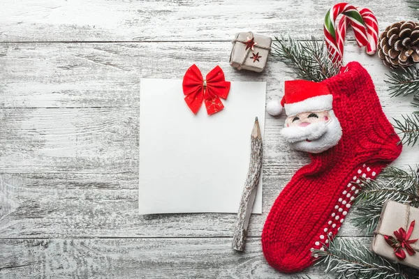 Noel Tebrik Kartı Ahşap Arka Plan Beyaz Bir Noel Çorap — Stok fotoğraf