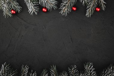 Üst, yukarıda, çam, evergreen ve kırmızı Noel oyuncaklar, metin yazmak için boş alan ile Üstten Görünüm. 