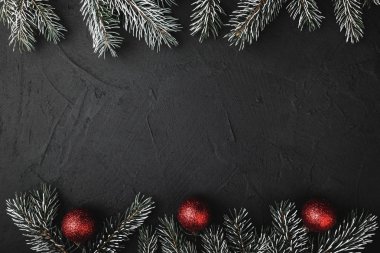 Üst, yukarıda, üstten görünüm, çam, evergreen ve kırmızı Noel oyuncaklar, metin yazmak için boş alan ile taş arka plan. 