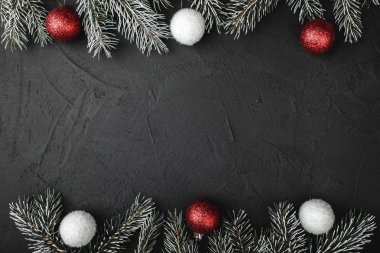 Üst, yukarıda, metin yazmak için boş alan ile taş zemin üzerine çam, evergreen ve Noel kırmızı ve beyaz oyuncaklar Üstten Görünüm. 