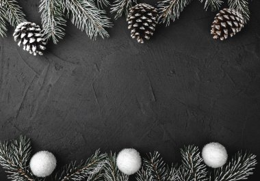 Üst, yukarıda, metin yazmak için boş alan ile taş zemin üzerine çam, evergreen ve Noel kırmızı ve beyaz oyuncaklar Üstten Görünüm. 