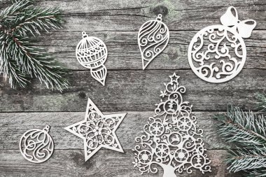 Üst, üst, görüntülemek üzerinden yukarıda beyaz kış figürinler, gri arka plan üzerinde evergreen şube, tebrik.