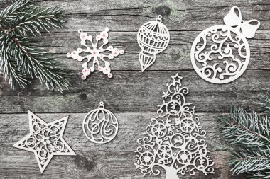 Üst, üst, görüntülemek üzerinden yukarıda beyaz kış figürinler, gri arka plan üzerinde evergreen şube, tebrik.