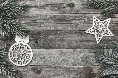 Üst, üst, görüntülemek üzerinden yukarıda beyaz kış figürinler yazma, tebrik metin için yer ile gri arka plan üzerinde evergreen şube