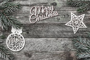 Üst, üst, görüntülemek üzerinden yukarıda beyaz kış figürinler, yaprak dökmeyen şube ve yazma, tebrik metin için yer ile gri arka plan üzerinde mutlu Noeller yazıt.