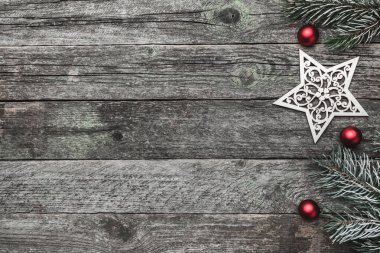 Üst, üst, görüntülemek üzerinden yukarıda beyaz kış figürinler, yaprak dökmeyen şube ve yazma, tebrik metin için yer ile gri arka plan üzerinde kırmızı oyuncaklar