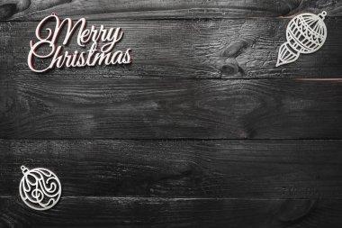 El yapımı Küre, Ağaç oyuncak ve Merry Christmas görünümünü siyah ahşap arka plan, metin yazma, yeri olan üzerinde yazıt tebrik kartı