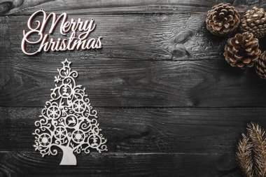 El yapımı yaprak dökmeyen Ağaç oyuncak görünümünü altın çam ve siyah ahşap arka plan, metin yazma, yeri olan kitabe neşeli Noel tebrik kartı