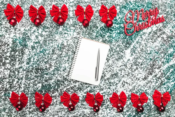Rote Schleifen Rote Kugeln Dekoratives Handgemachtes Baumspielzeug Frohes Weihnachtsschild Und — Stockfoto
