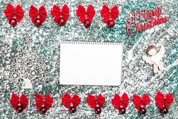 Rote Schleifen Rote Kugeln Dekoratives Handgemachtes Baumspielzeug Frohes Weihnachtsschild Und — Stockfoto