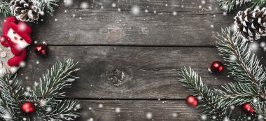 Çam dalları, kardan adam el yapımı oyuncak, koniler, rustik koyu ahşap arka plan üzerinde yukarıdan görüntülenen, en yüksek kar tebrik kartı ile metin için yer ile panoramik Noel Tema