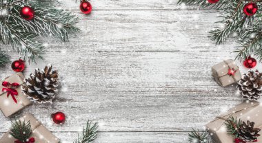 Noel Tema çam dalları, koni, Küre, kırmızı yay ile beyaz ahşap zemin üzerinde mevcut kutuları yukarıdan, karda, tebrik kartı metin için yer ile izlendi