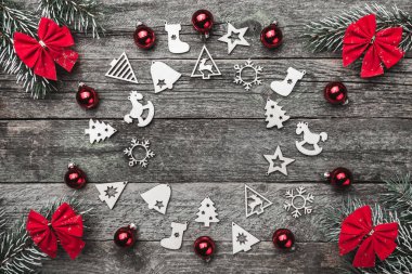 Dört çam dalları kırmızı ok ve xmas el yapımı oyuncak bir daire ahşap gri bir arka plan, metin, Noel tebrik kartı için yer ile oluşturma