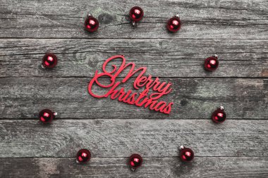 Kızıl ağaç, evergreen, köknar Küre, topları, oluşturma bir daire ve bir Merry Christmas daire işareti, ahşap, gri arka plan üzerinde metin