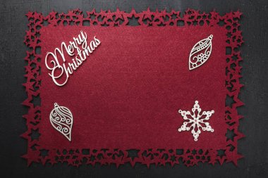 Neşeli Noel yazıt, bazı el yapımı ahşap oyuncaklar ve Star'da kırmızı kumaş arka plan, yukarıdaki metin yazmak için boş alan ile göster. 