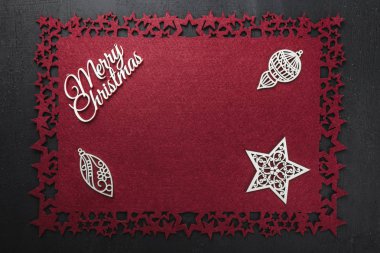 Neşeli Noel yazıt, bazı el yapımı ahşap oyuncaklar ve Star'da kırmızı kumaş arka plan, yukarıdaki metin yazmak için boş alan ile göster. 